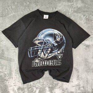 VTG NFL Oakland Raiders thrashed streetwear grunge football helmet tshirt mens M